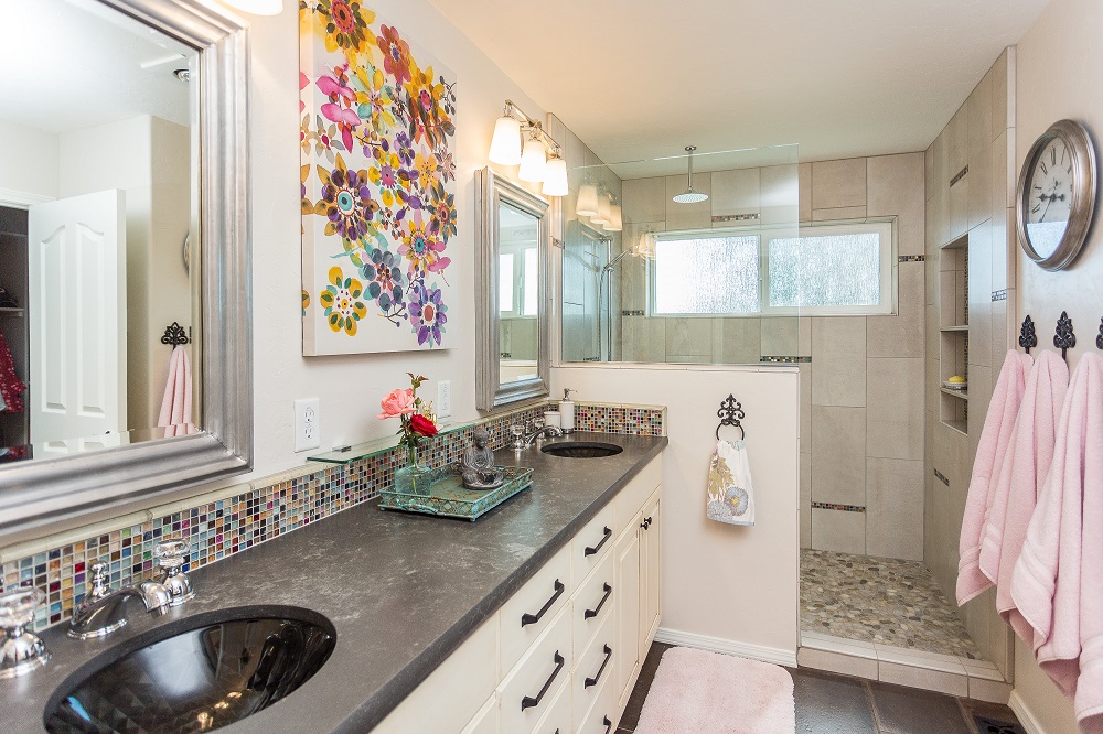 Lovely and shiny bathroom Board by Board Builders General Contractor